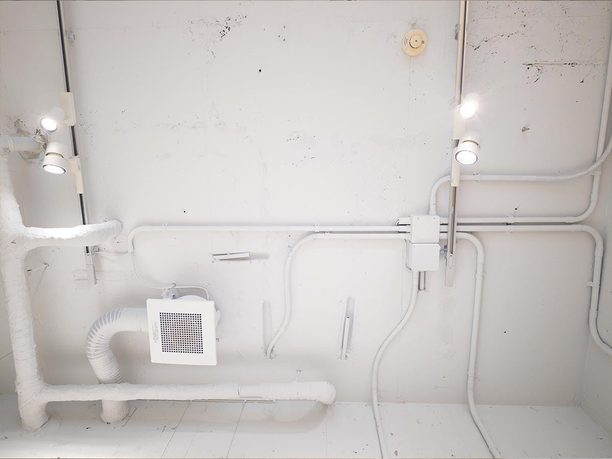 【代官山駅1分】アパレル等の展示会や販売会に適した白壁×モルタル×無垢床で温かみとクールさを兼ね備えた都会的なレンタルスペース