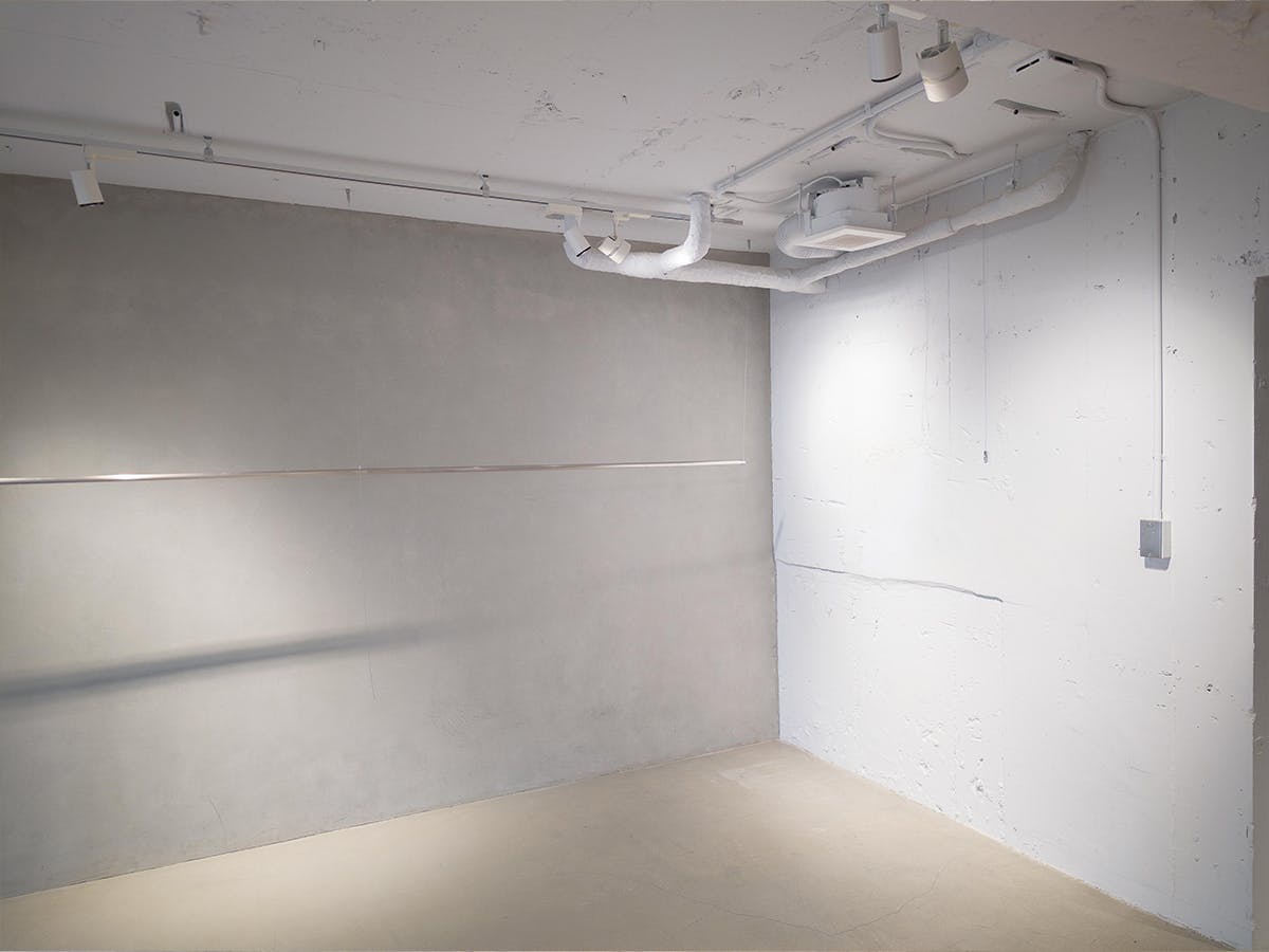 【代官山駅1分】アパレル等の展示会や販売会に適した白壁×モルタル×無垢床で温かみとクールさを兼ね備えた都会的なレンタルスペース
