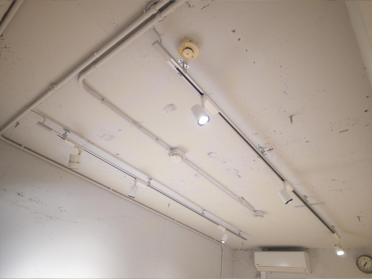 【代官山駅1分】アパレル等の展示会や販売会に適した白壁×モルタル×無垢床で温かみとクールさを兼ね備えた都会的なレンタルスペース