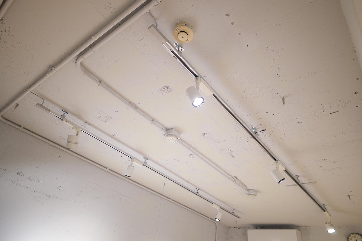 【代官山駅1分】アパレル等の展示会や販売会に適した白壁×モルタル×無垢床で温かみとクールさを兼ね備えた都会的なレンタルスペース