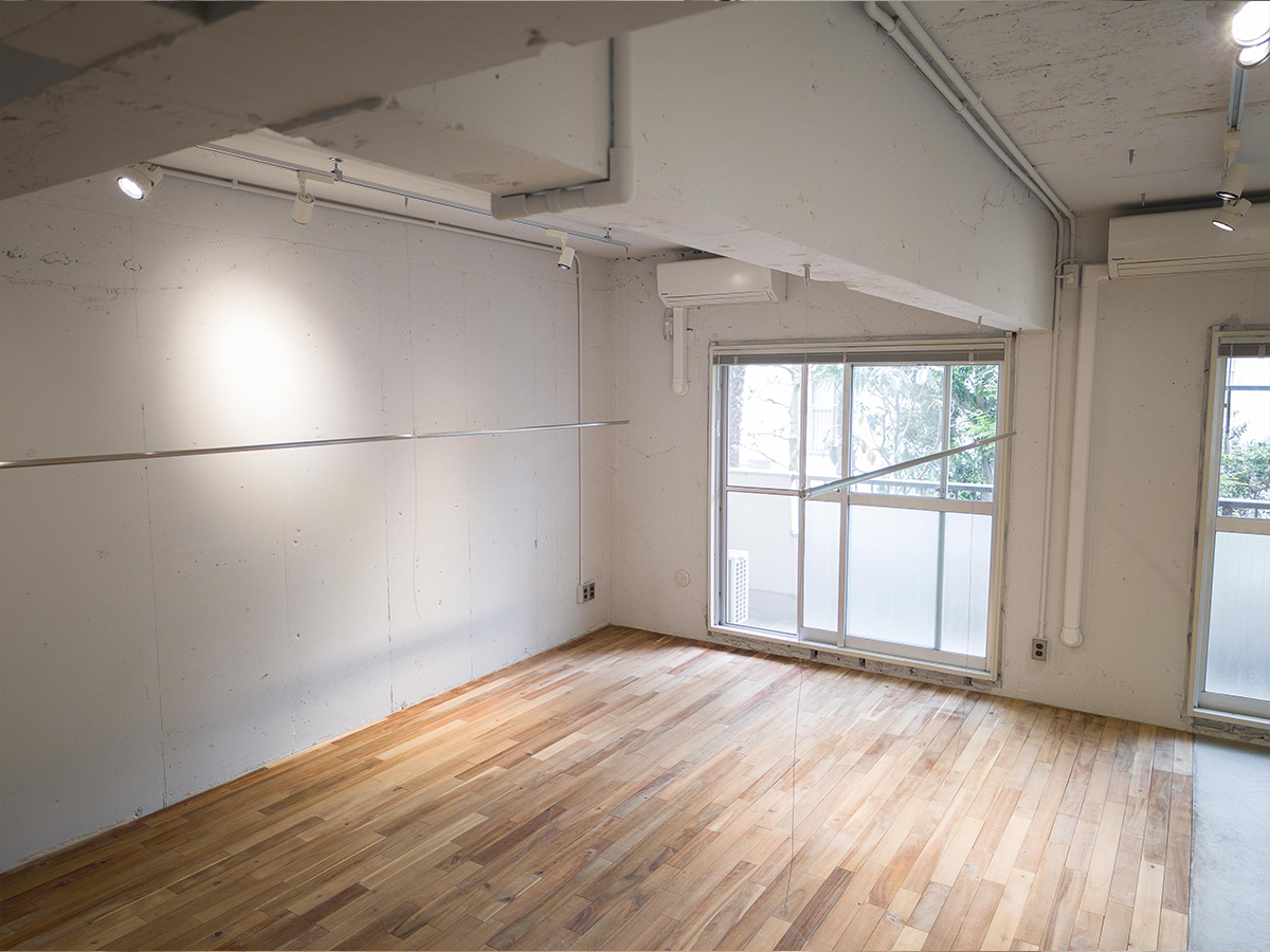 【代官山駅1分】アパレル等の展示会や販売会に適した白壁×モルタル×無垢床で温かみとクールさを兼ね備えた都会的なレンタルスペース