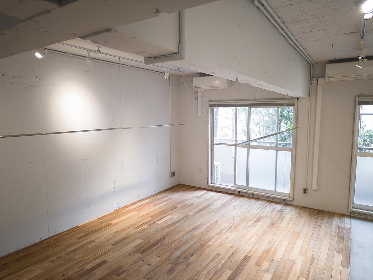 【代官山駅1分】アパレル等の展示会や販売会に適した白壁×モルタル×無垢床で温かみとクールさを兼ね備えた都会的なレンタルスペース