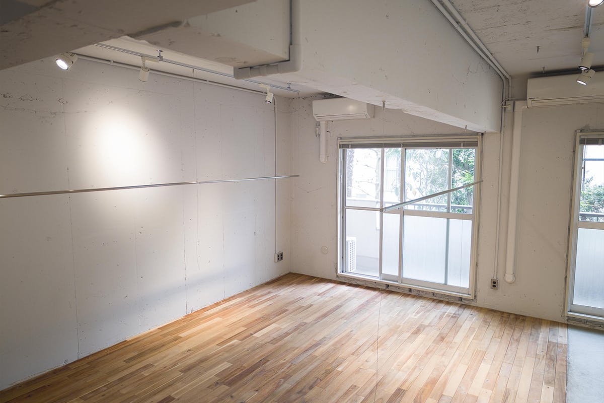 【代官山駅1分】アパレル等の展示会や販売会に適した白壁×モルタル×無垢床で温かみとクールさを兼ね備えた都会的なレンタルスペース