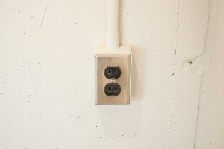 コンセント|ショールームのコンセントは全てシルバー×ブラックで統一。3箇所、8口と豊富に設置。また、フロントエリアにも手前に3口、奥に1口設置しています。