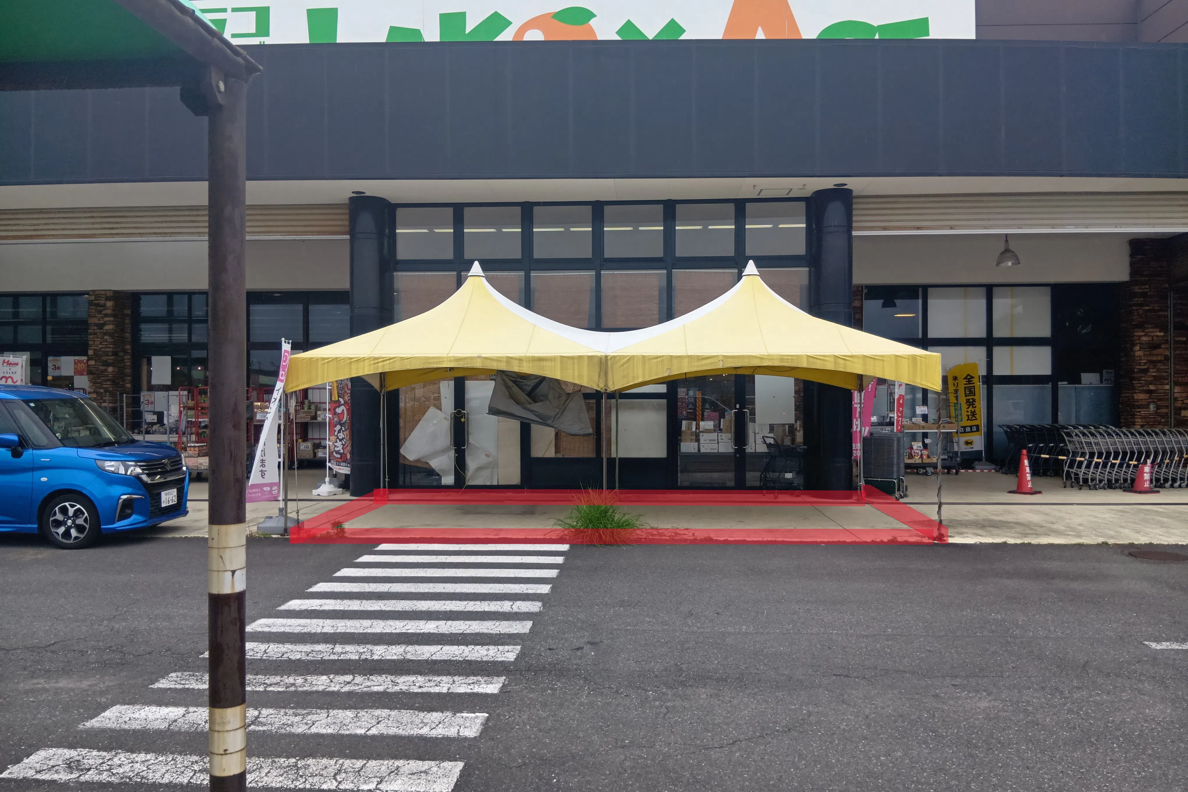 【ラコアンドエース沼津店】店舗前軒下 販促プロモーションや物販に最適なスーパー屋外催事イベントスペース