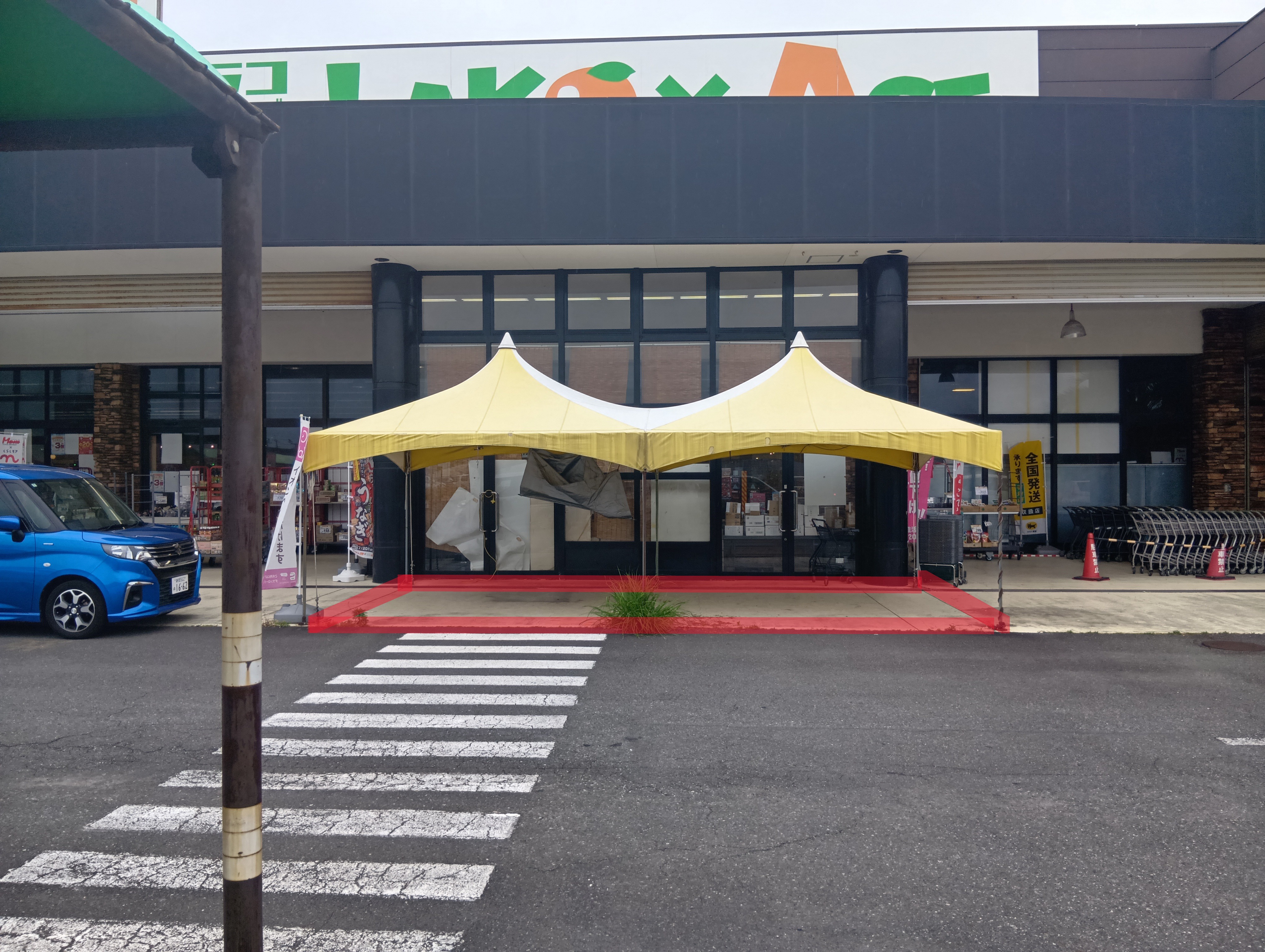 【ラコアンドエース沼津店】店舗前軒下 販促プロモーションや物販に最適なスーパー屋外催事イベントスペース