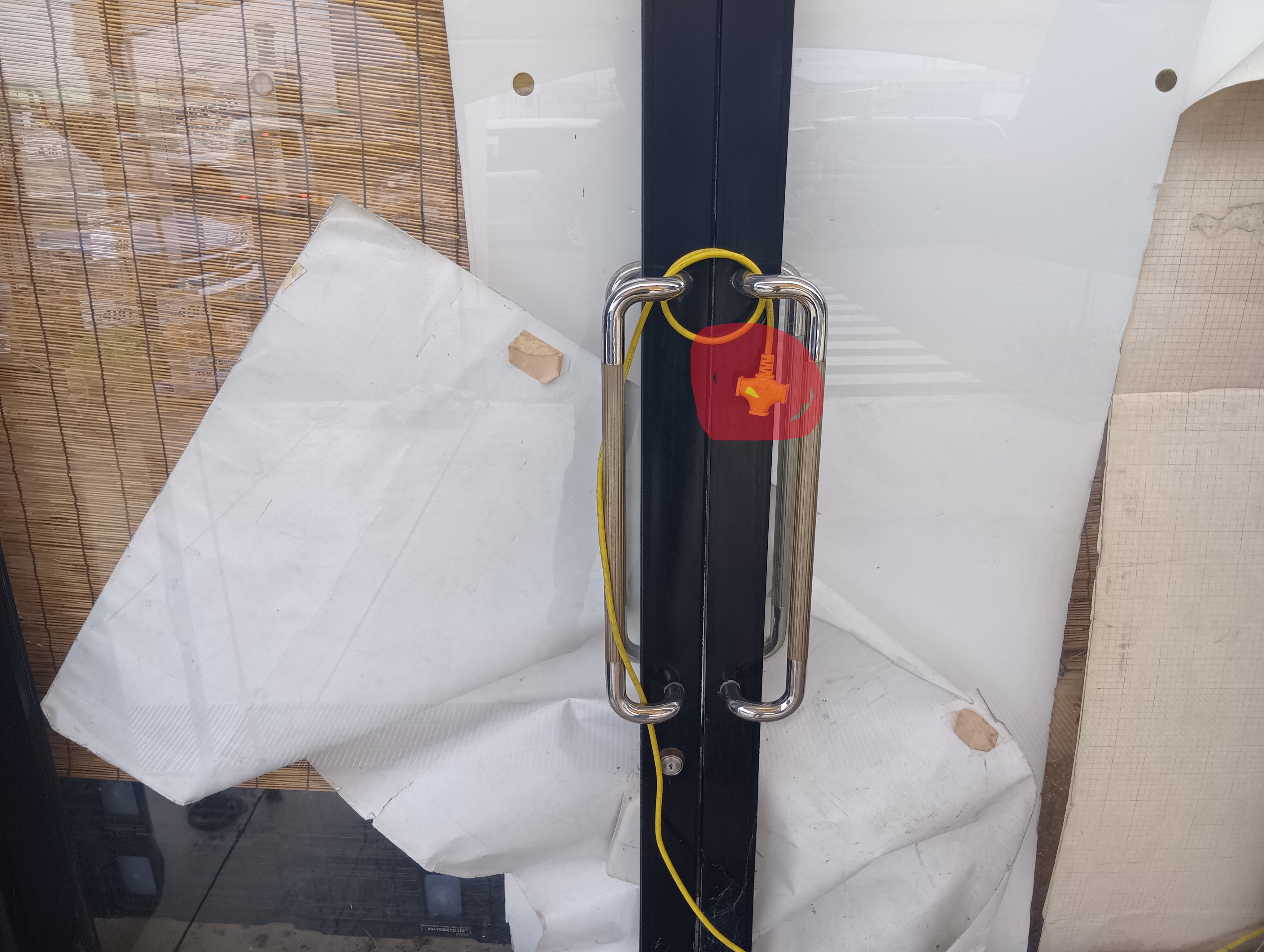 【ラコアンドエース沼津店】店舗前軒下 販促プロモーションや物販に最適なスーパー屋外催事イベントスペース