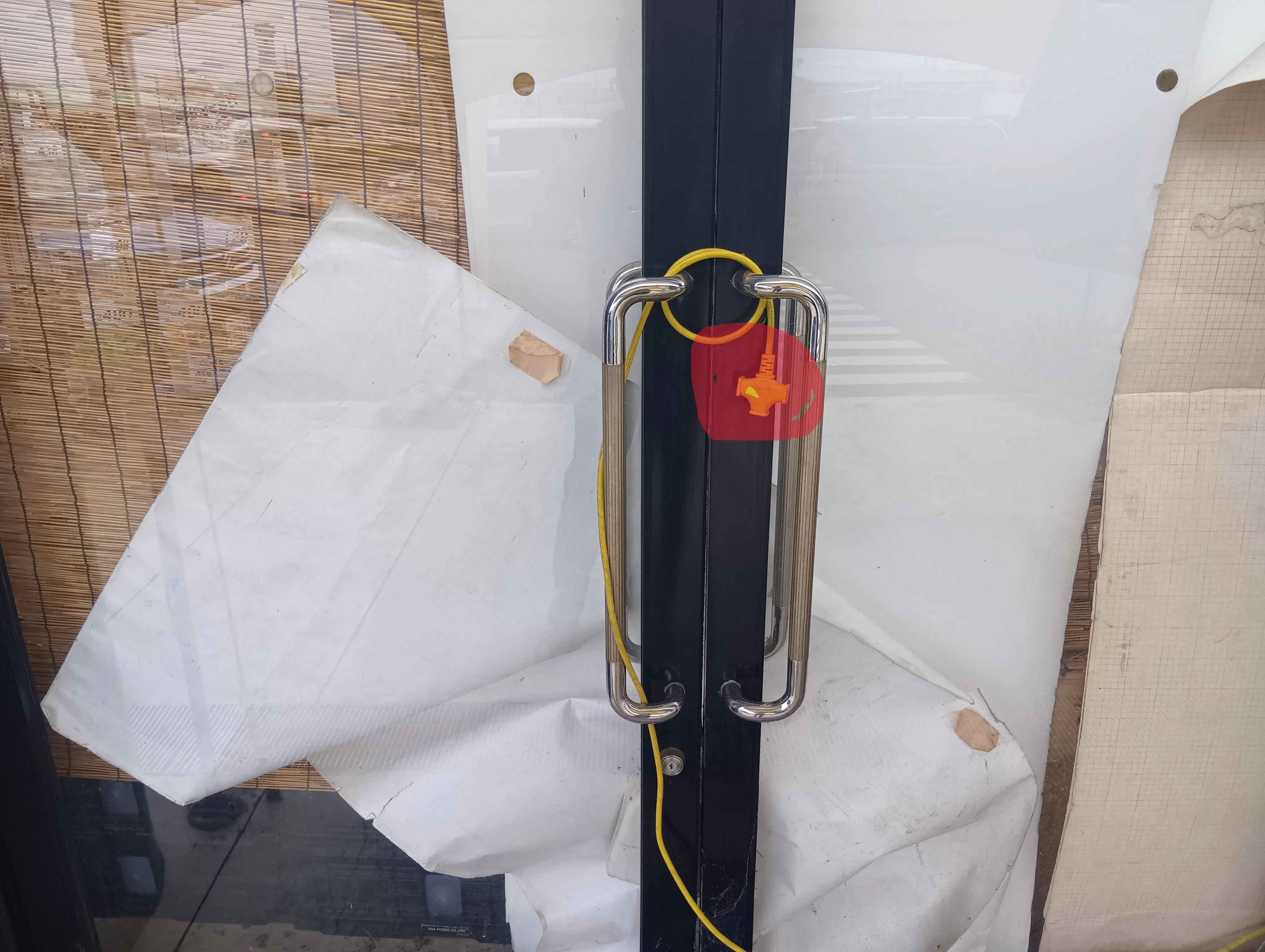 【ラコアンドエース沼津店】店舗前軒下 販促プロモーションや物販に最適なスーパー屋外催事イベントスペース