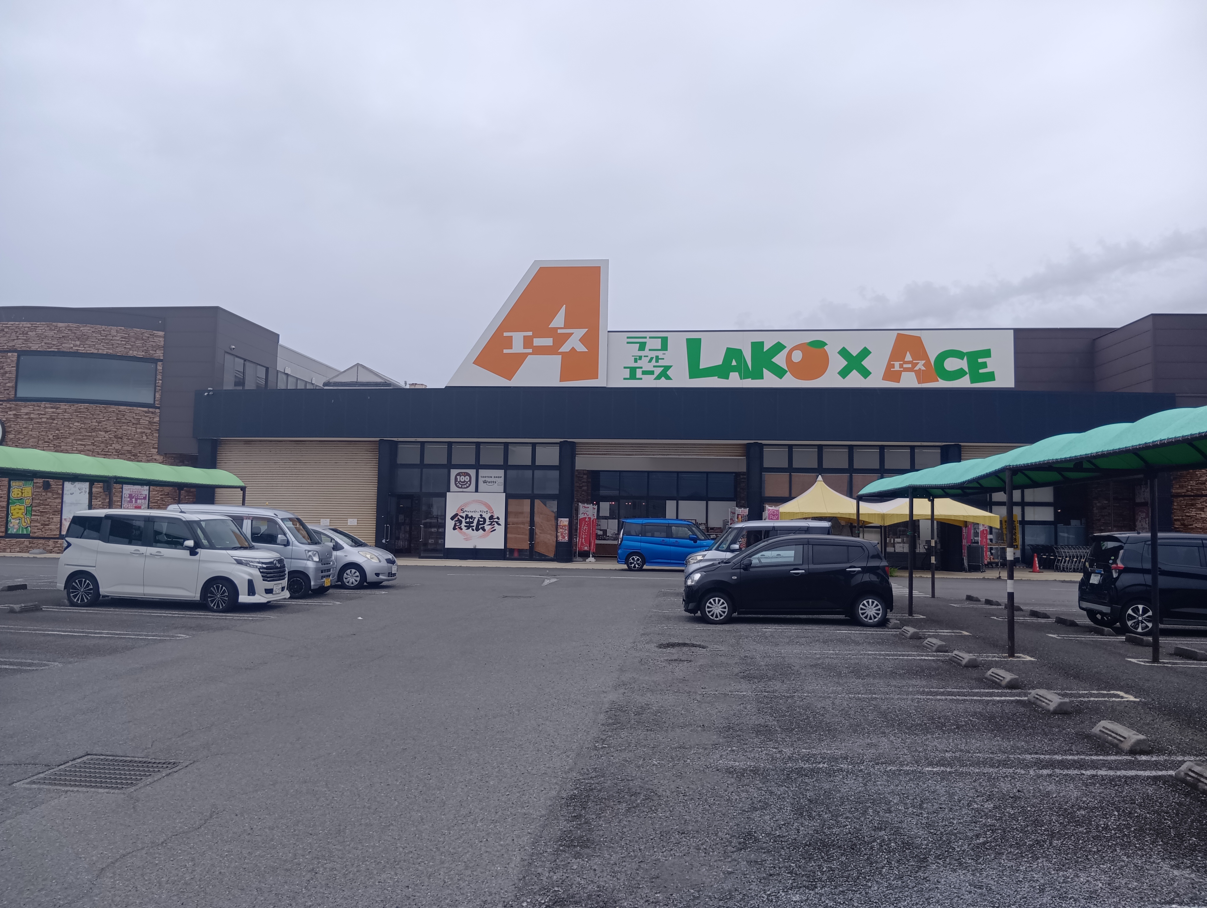 【ラコアンドエース沼津店】店舗前軒下 販促プロモーションや物販に最適なスーパー屋外催事イベントスペース
