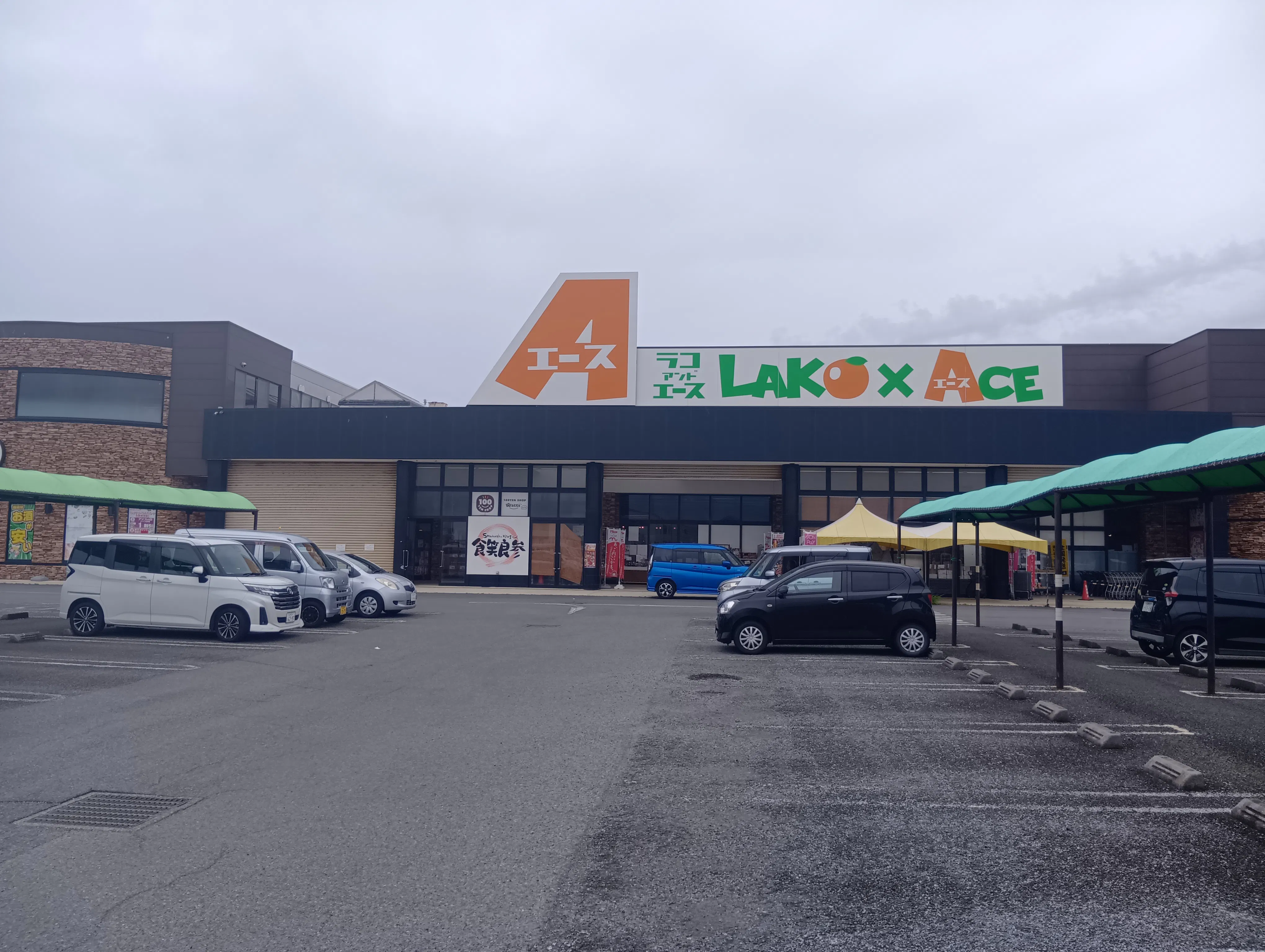 【ラコアンドエース沼津店】店舗前軒下 販促プロモーションや物販に最適なスーパー屋外催事イベントスペース