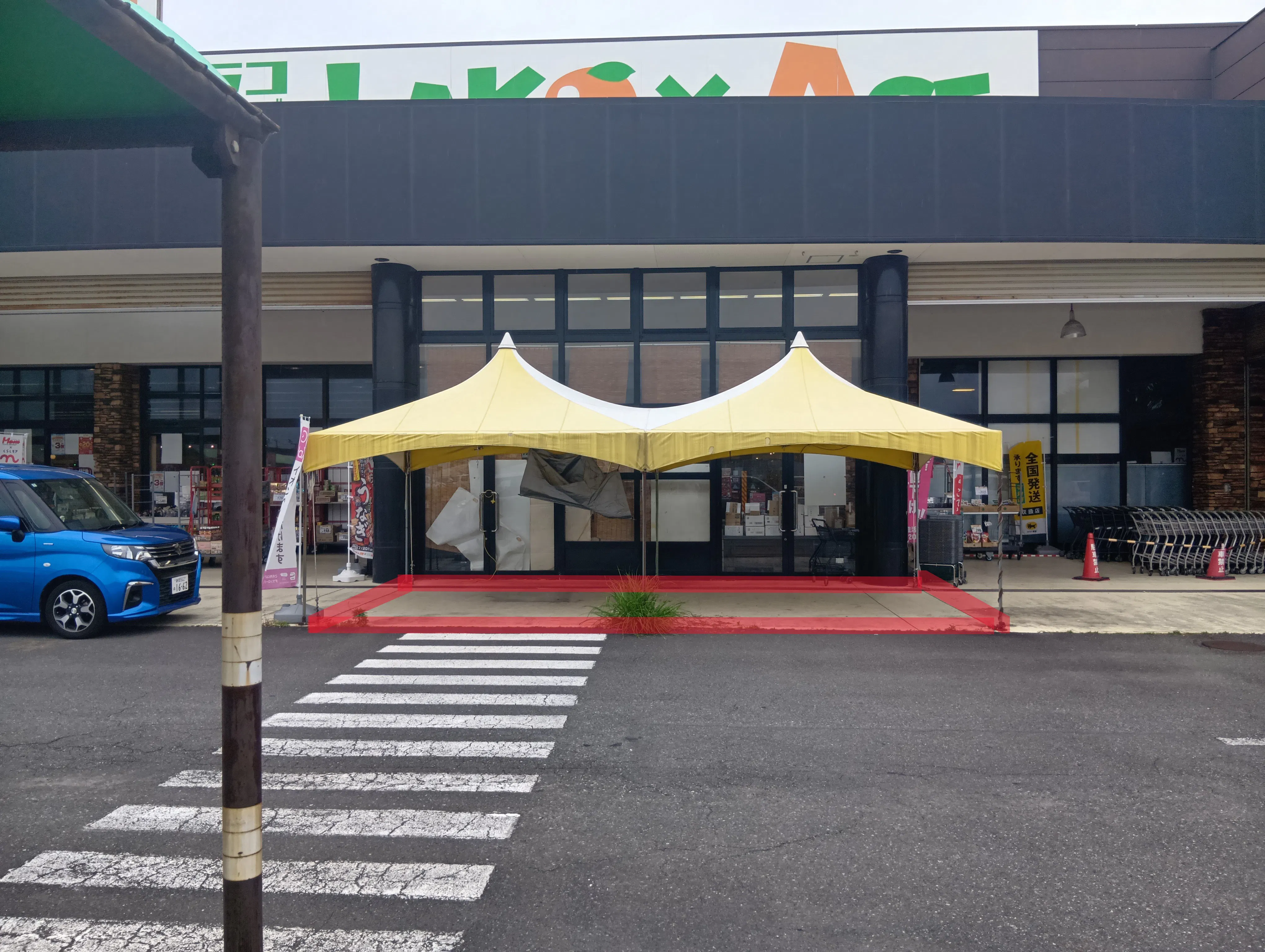 【ラコアンドエース沼津店】店舗前軒下 販促プロモーションや物販に最適なスーパー屋外催事イベントスペース