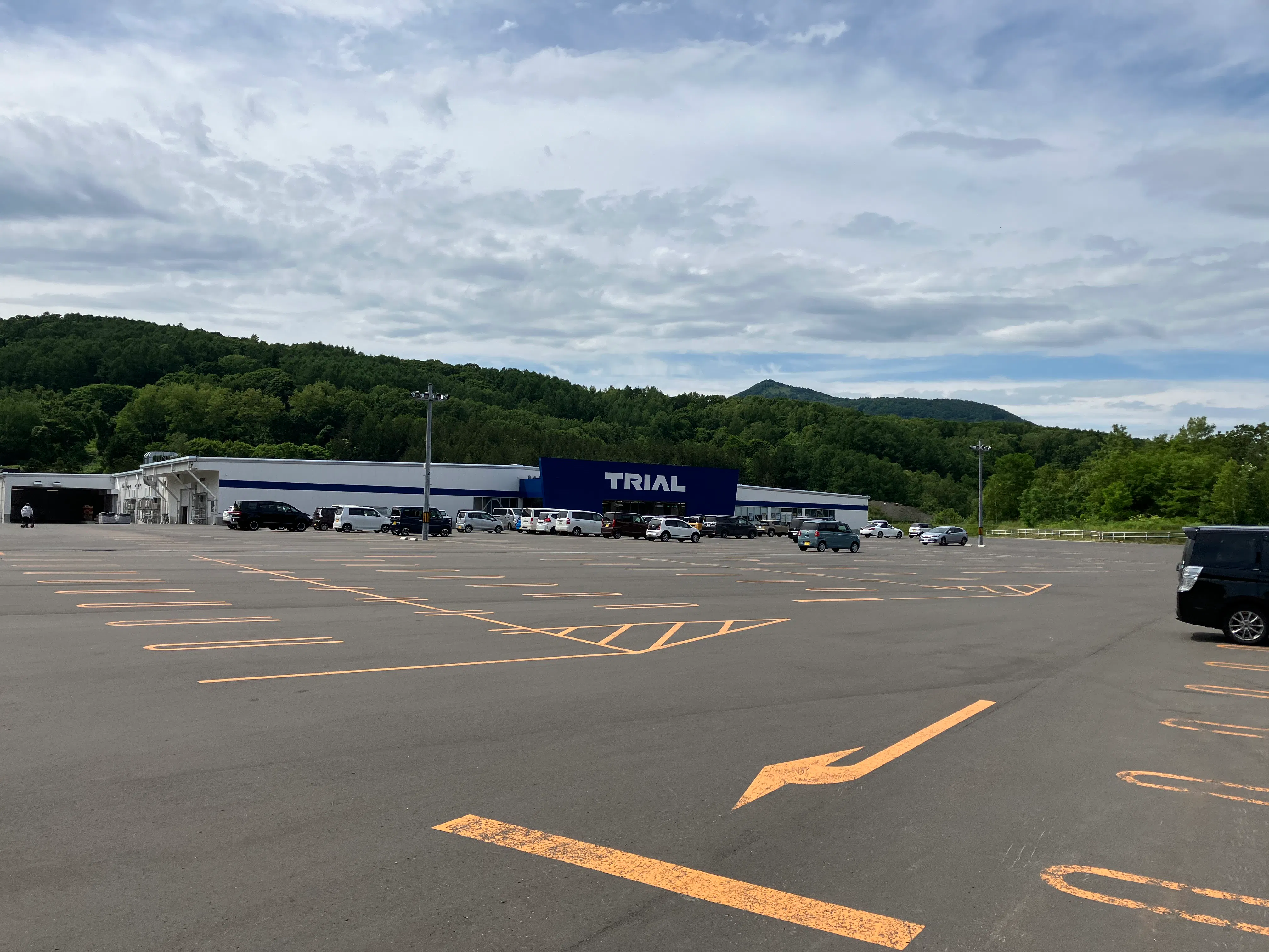 【スーパーセンタートライアル小樽塩谷店】Ⓒ 海開き期間限定のキッチンカー/テントスペース