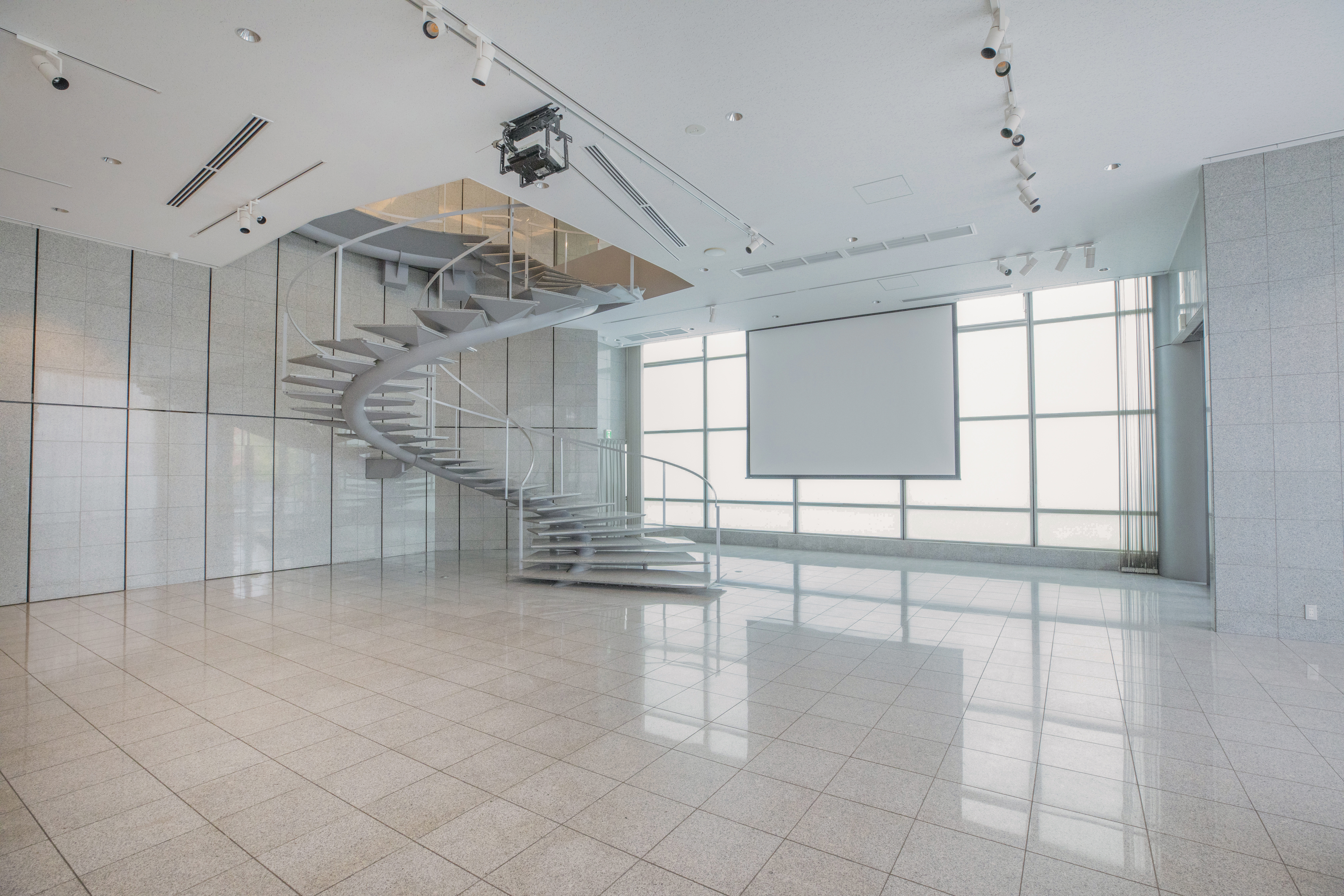 2Fホール 170インチ電動スクリーン・吊りプロジェクター12000lm）