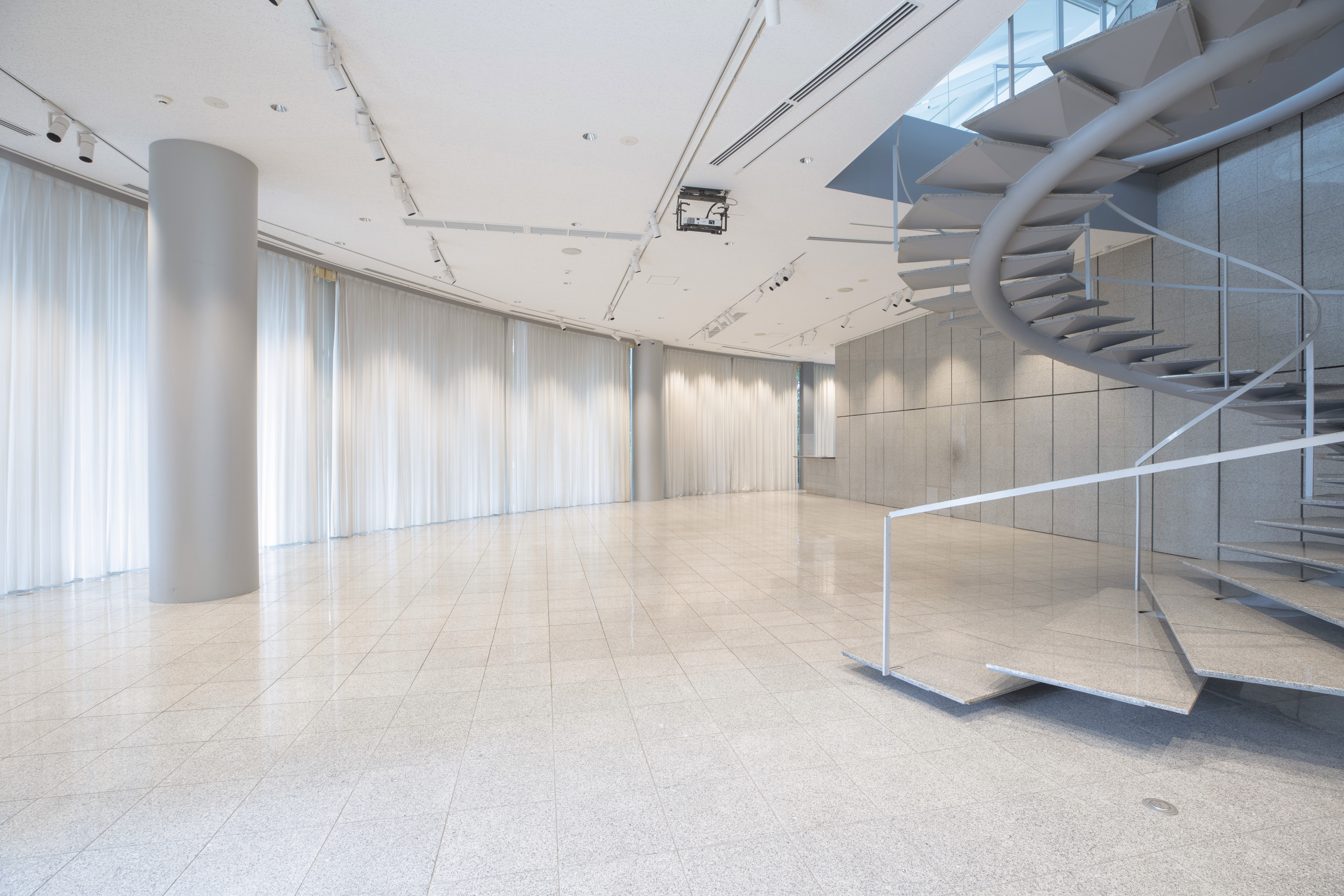 2Fホール ガラス面には手動遮光カーテン、レースカーテンあり