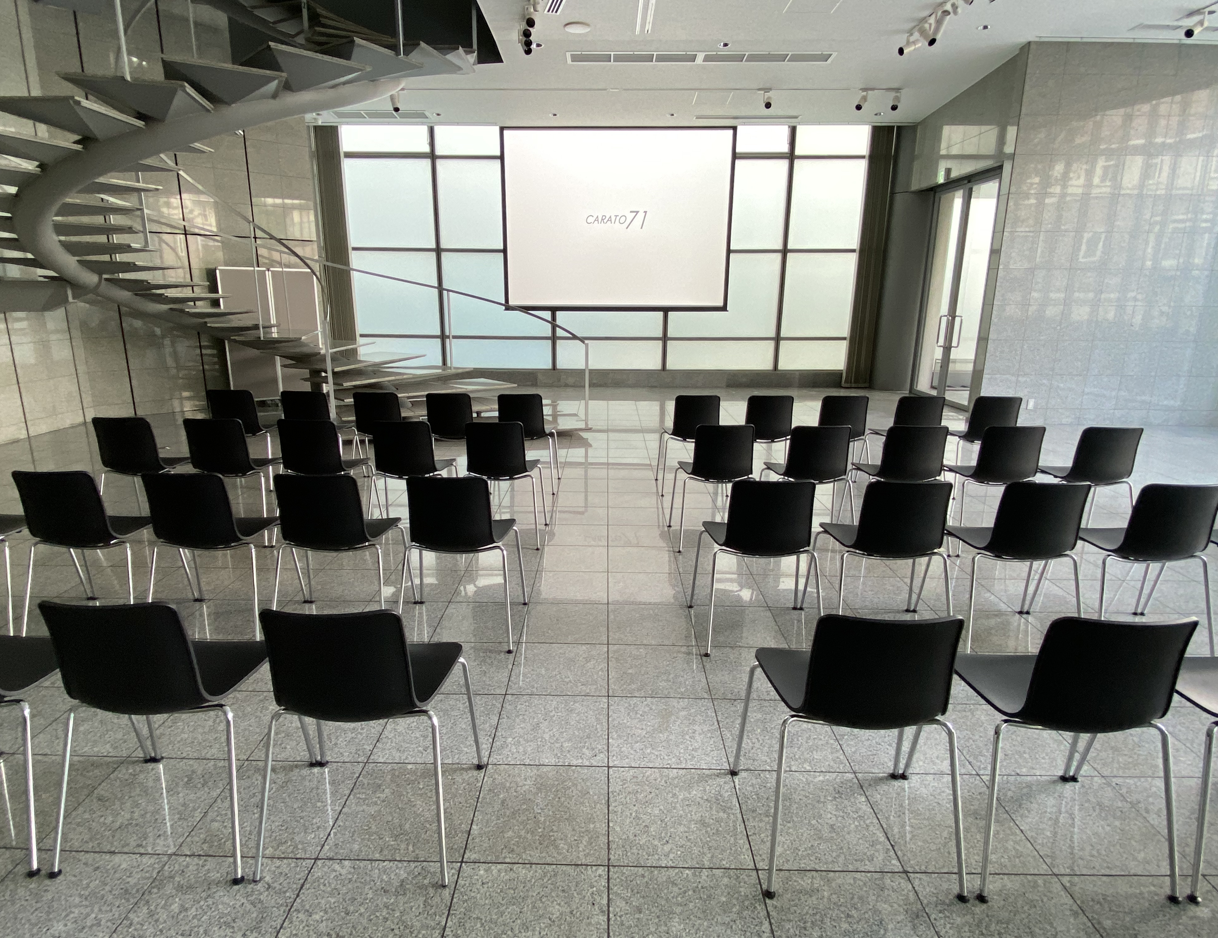 2F シアター形式（150名可能）