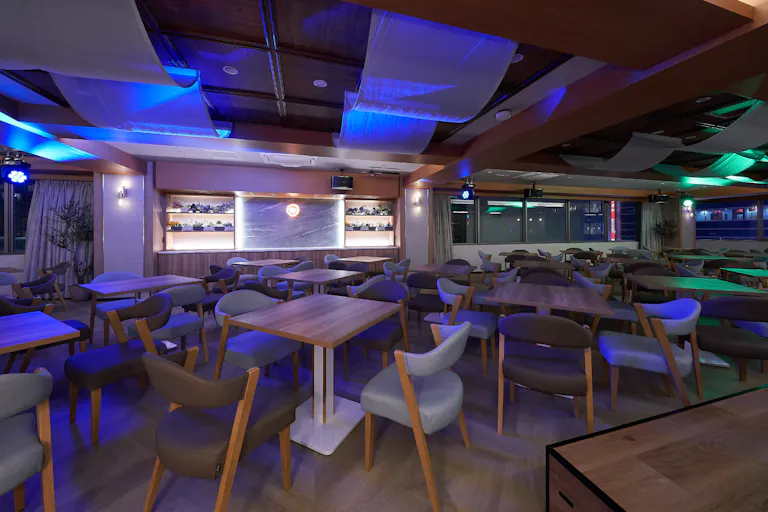 ãæ°æ©é§
1åãã¹ããŒã¹8ïŒã ãŒãã³ã°ã©ã€ãã䜿çšããèªç±èªåšãªæŒåºãå¯èœã§ãïŒ