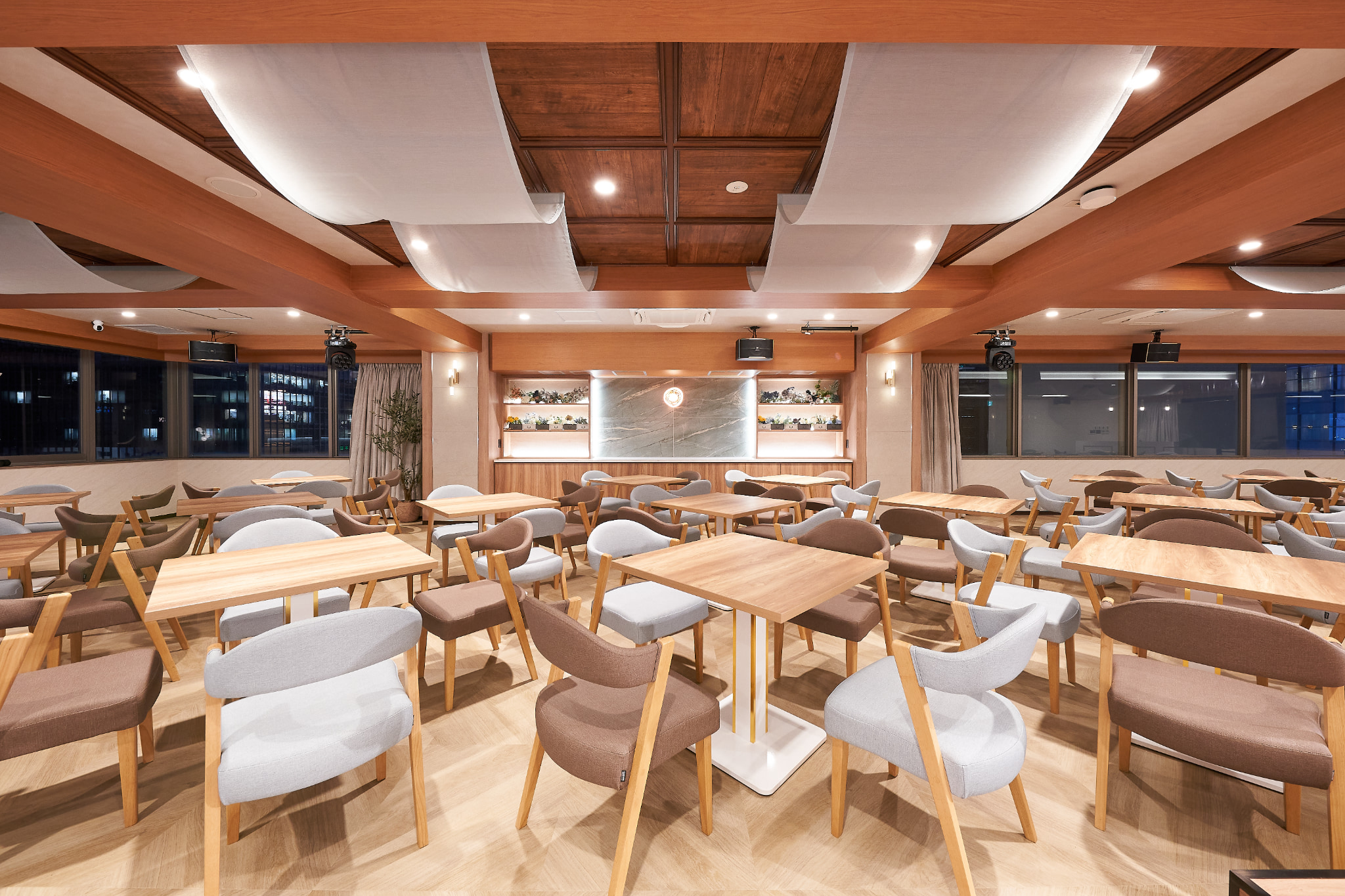 【新橋駅1分】各種パーティーや撮影・イベントに適した清潔感あふれる貸切イベントスペース