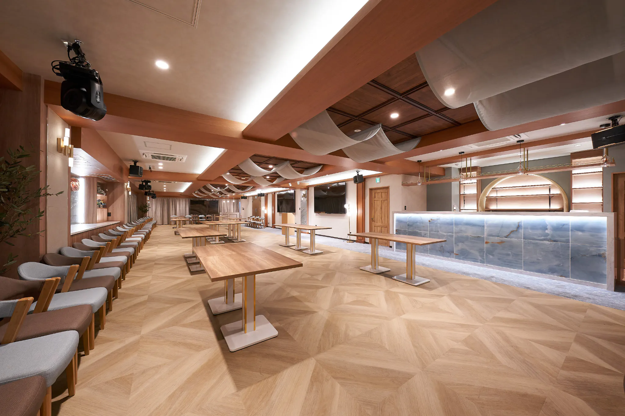 【新橋駅1分】各種パーティーや撮影・イベントに適した清潔感あふれる貸切イベントスペース