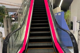 【イオンモール Nagoya Noritake Garden】モール内広告 エスカレーター手すり