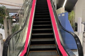 【イオンモール Nagoya Noritake Garden】モール内広告 エスカレーター手すり