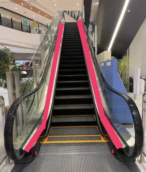 【イオンモール Nagoya Noritake Garden】モール内広告 エスカレーター手すりの画像