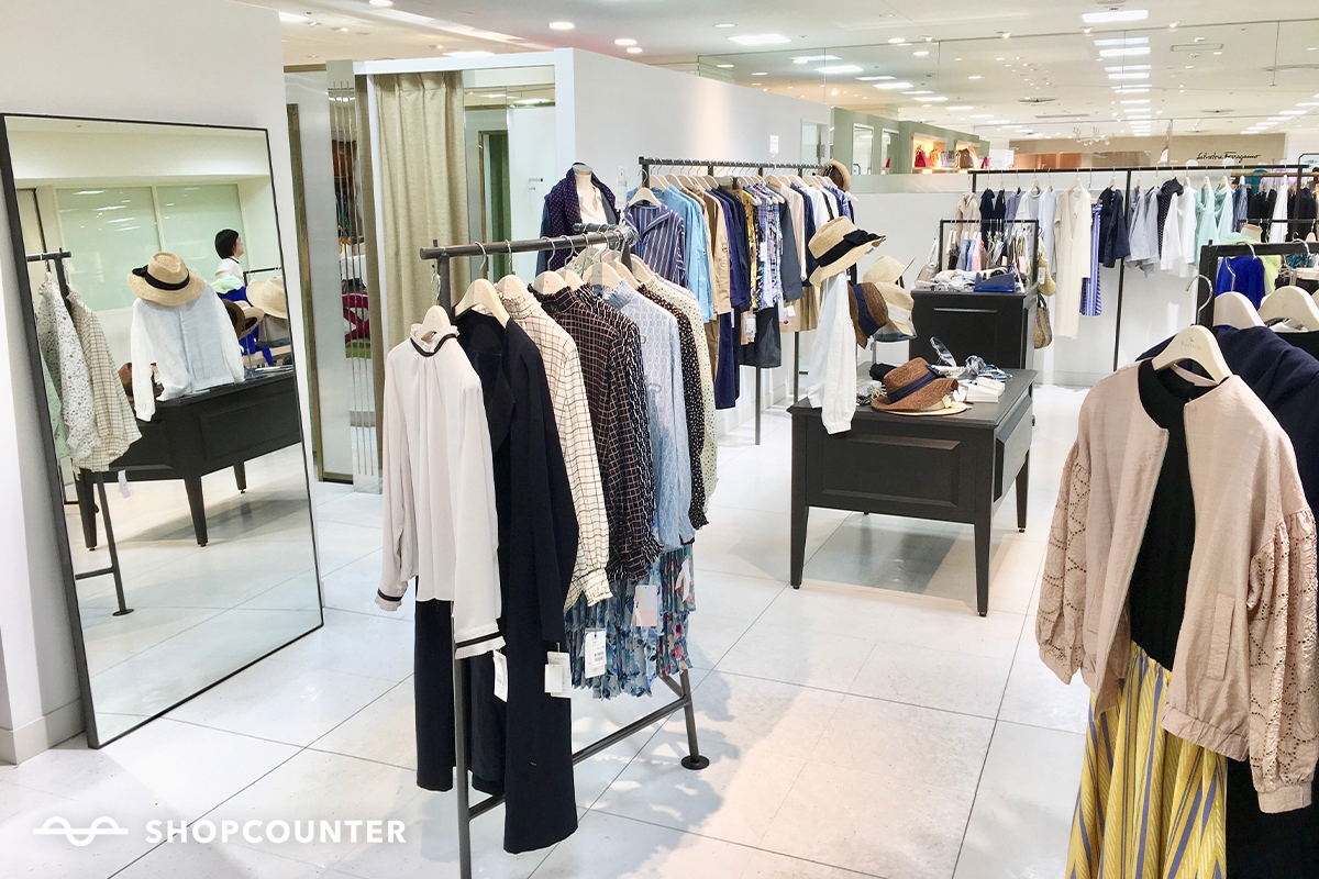 フィッティングやミラーも常備しており、アパレル展開に適しております