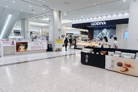 【アミュプラザ鹿児島】人の流動が多い1Fインフォメーション入口横。食物販やポップアップストアに最適なイベントスペース