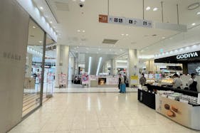 【アミュプラザ鹿児島】人の流動が多い1Fインフォメーション入口横。食物販やポップアップストアに最適なイベントスペース