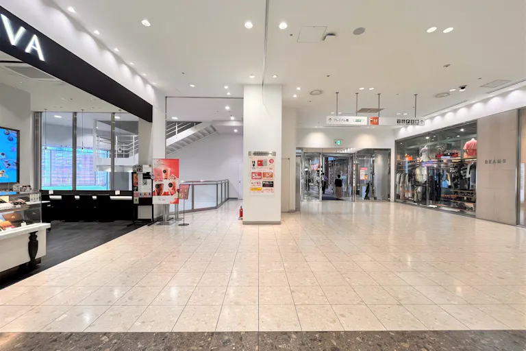 【アミュプラザ鹿児島】人の流動が多い1Fインフォメーション入口横。食物販やポップアップストアに最適なイベントスペースの画像1