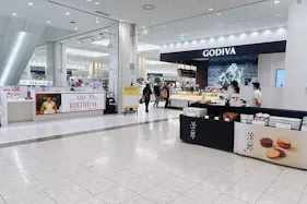 【アミュプラザ鹿児島】人の流動が多い1Fインフォメーション入口横。食物販やポップアップストアに最適なイベントスペース