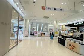 【アミュプラザ鹿児島】人の流動が多い1Fインフォメーション入口横。食物販やポップアップストアに最適なイベントスペース