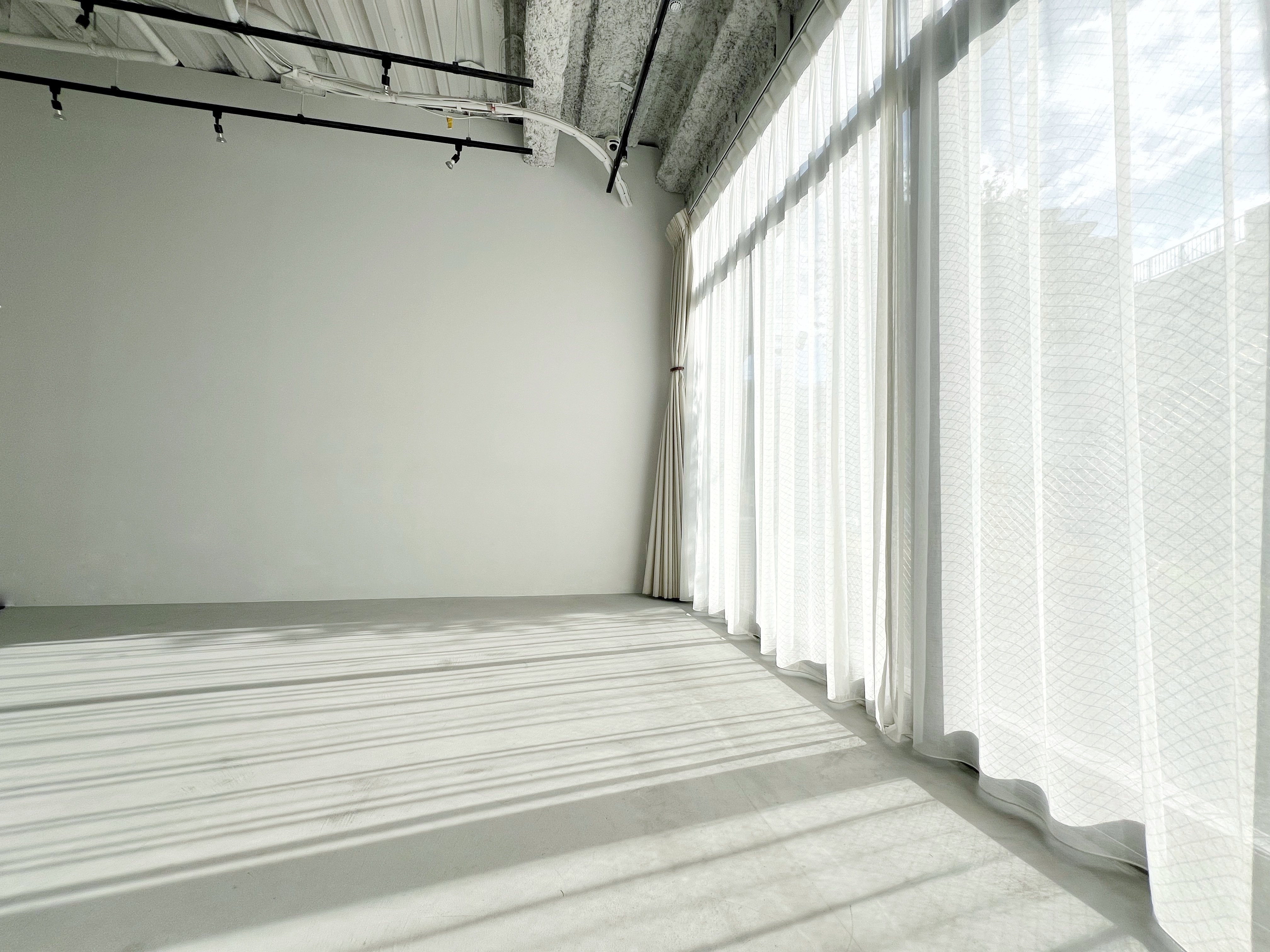 【牛込柳町駅2分】展示会やポップアップストアに最適な、天井高3.2mある自然光豊富な路面スペース