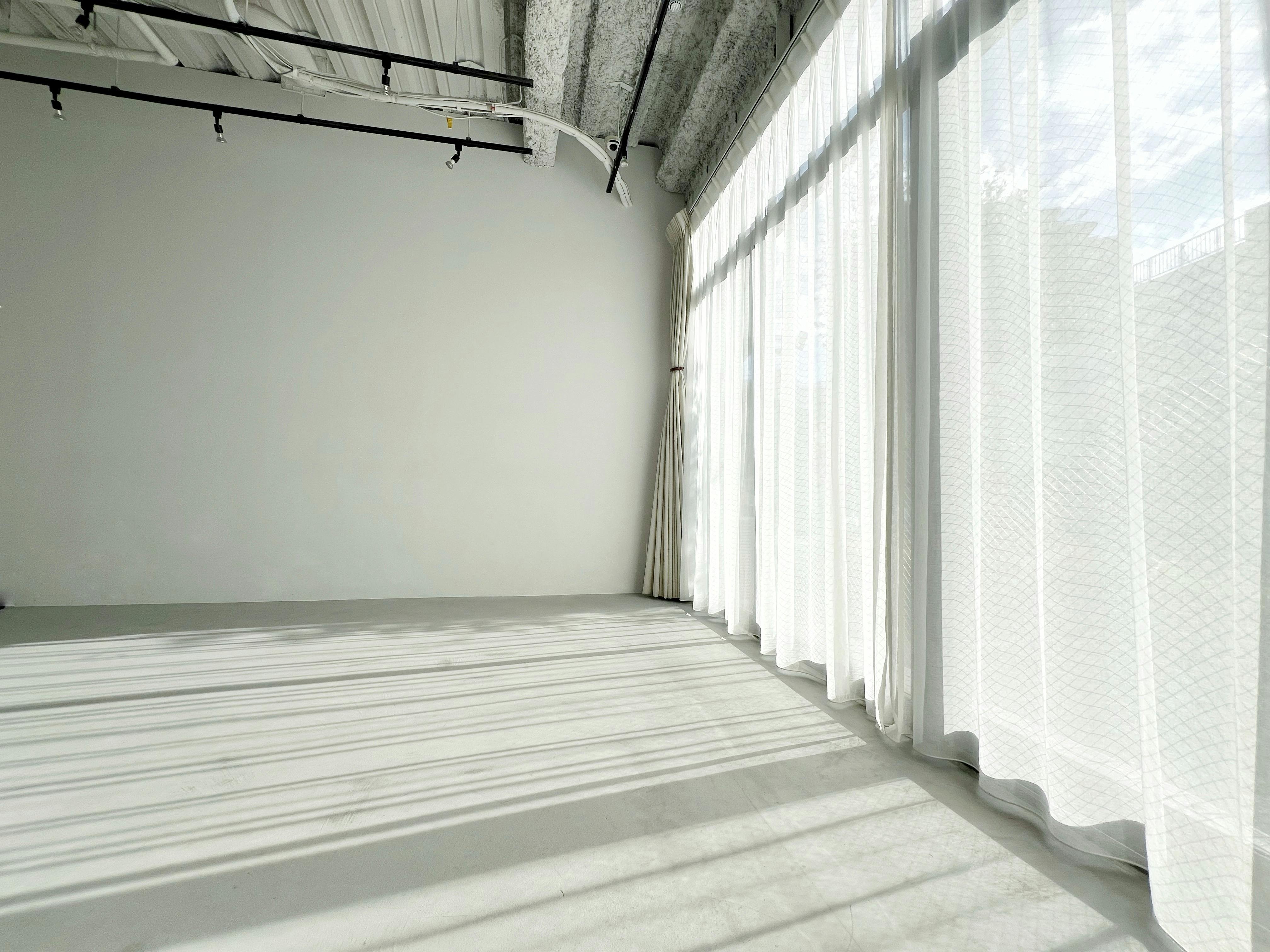 【牛込柳町駅2分】展示会やポップアップストアに最適な、天井高3.2mある自然光豊富な路面スペース