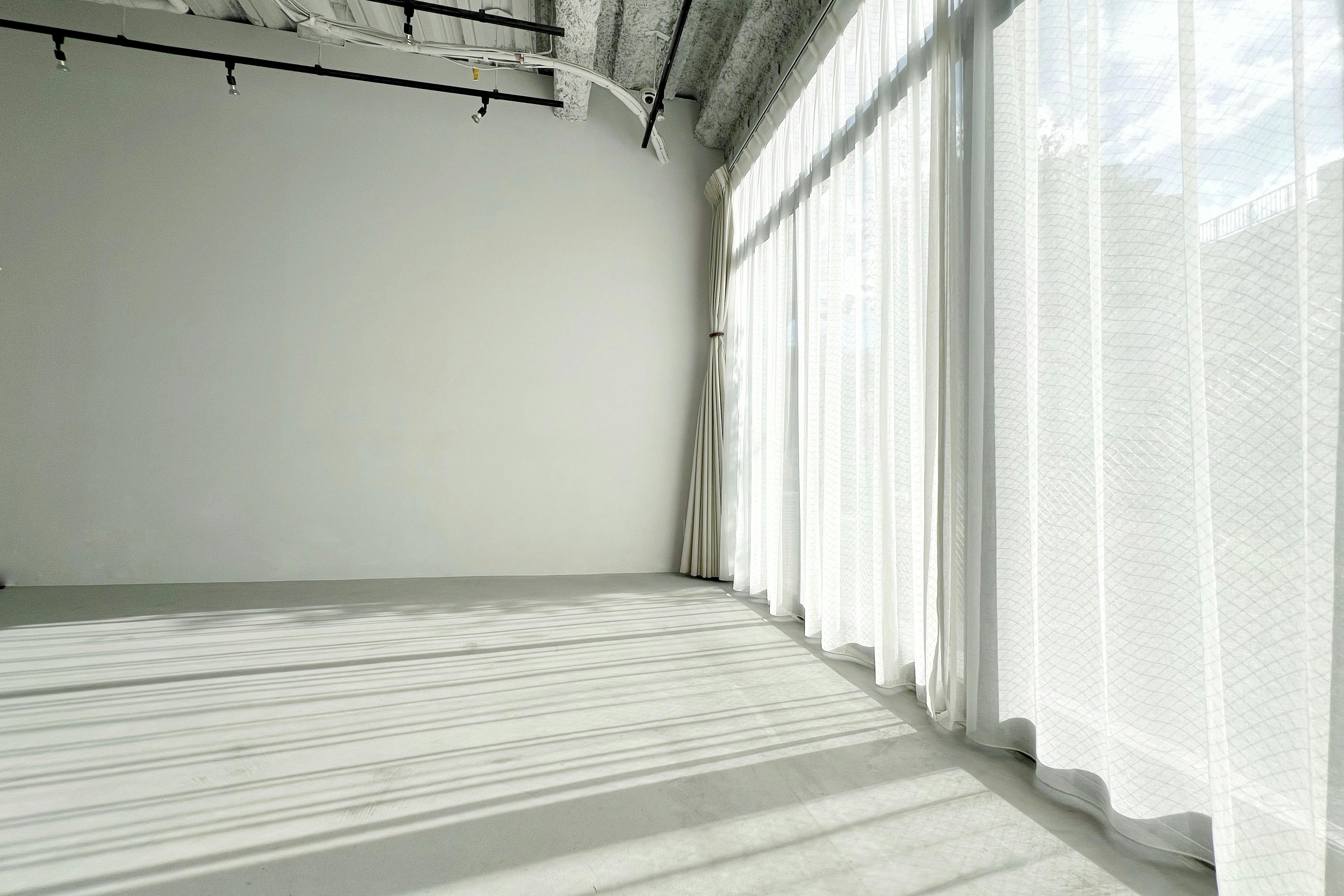 【牛込柳町駅2分】展示会やポップアップストアに最適な、天井高3.2mある自然光豊富な路面スペース