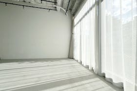 【牛込柳町駅2分】展示会やポップアップストアに最適な、天井高3.2mある自然光豊富な路面スペース