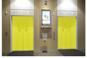 【イオンモール新小松】モール内広告 エレベーター扉