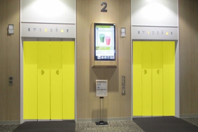 【イオンモール新小松】モール内広告 エレベーター扉の画像1