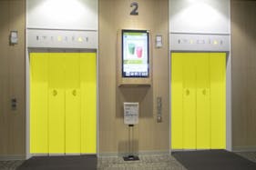 【イオンモール新小松】モール内広告 エレベーター扉