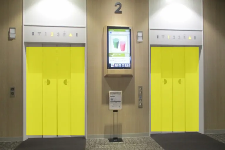 【イオンモール新小松】モール内広告 エレベーター扉の画像1