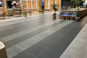 【THE OUTLETS KITAKYUSHU】【中央】フードフォレスト前(ルピシアボンマルシェ前)