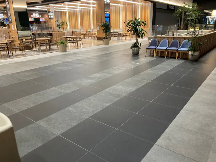 【THE OUTLETS KITAKYUSHU】【中央】フードフォレスト前（ルピシアボンマルシェ前）の画像