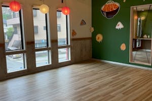 【浦賀駅2分】 ワークショップ・個展開催に適した大通りに面した2階スペース