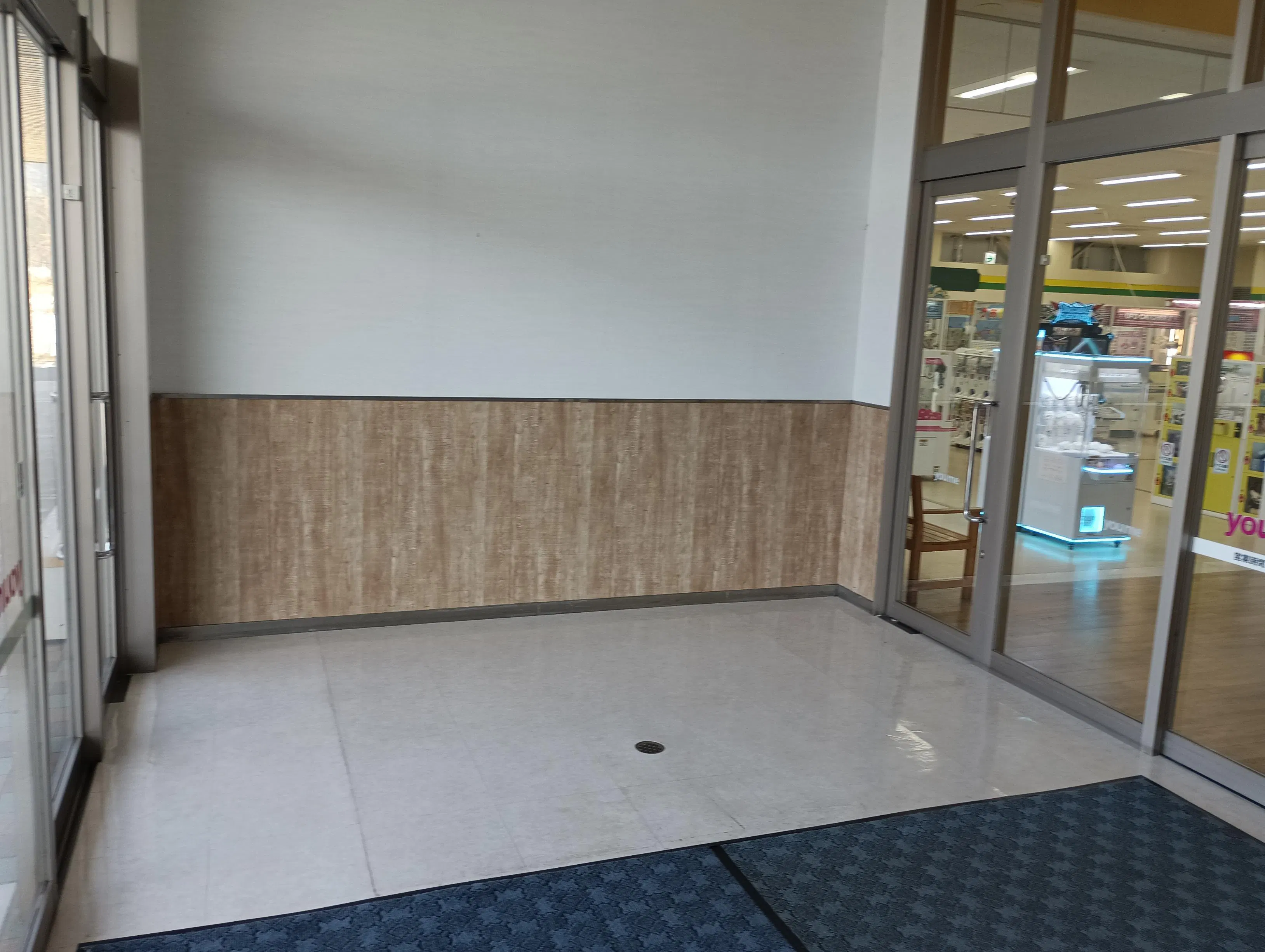 【ゆめマート 川棚】風除室　買取催事・販促プロモーションにおすすめな催事イベントスペースの画像