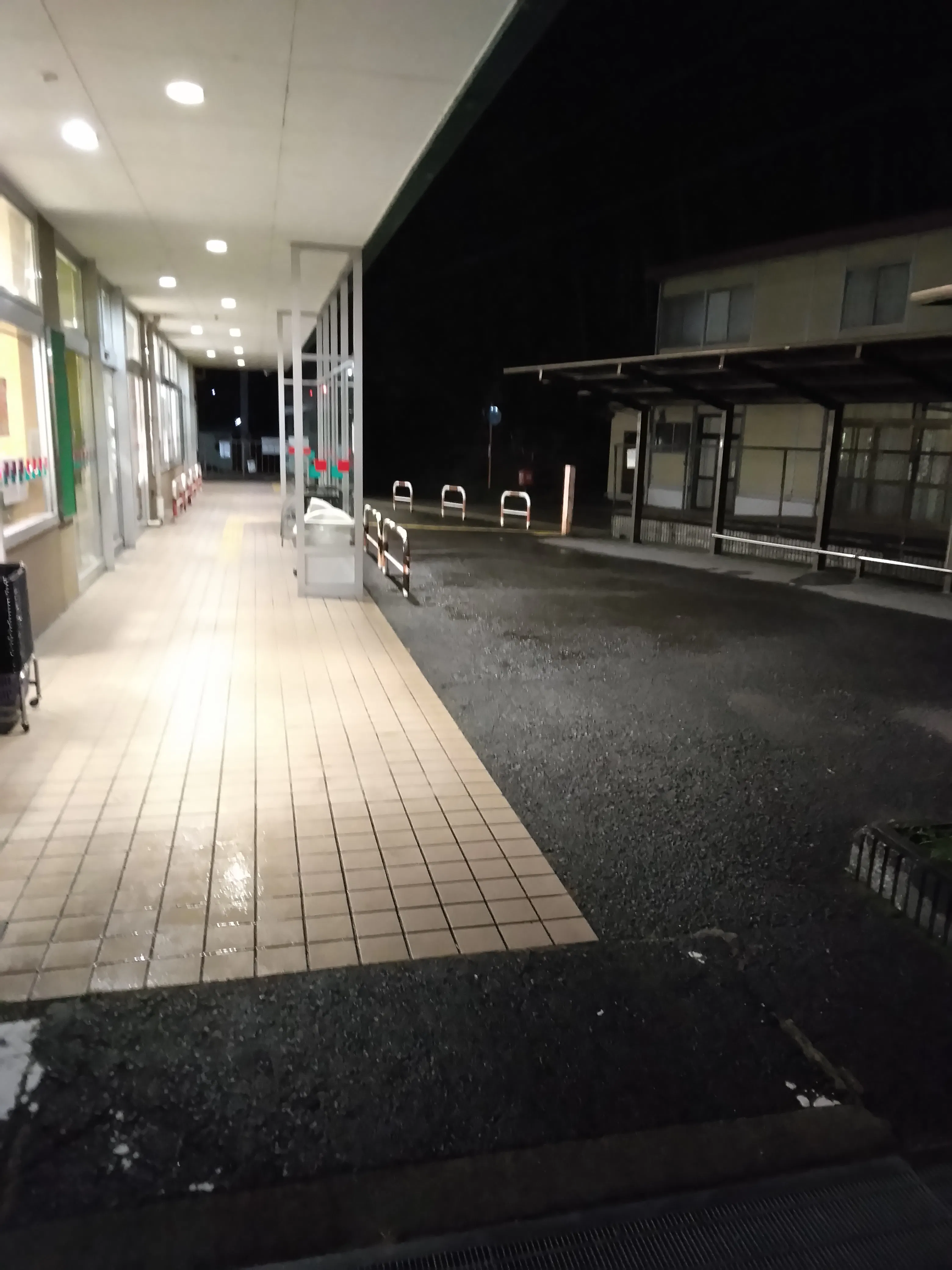 【サンフレッシュ宇治田原店】キッチンカー出店や企業プロモーションイベントに最適な地域密着型スーパー入口付近の店頭催事スペース