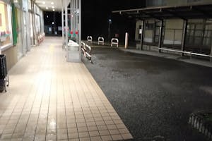 【サンフレッシュ宇治田原店】キッチンカー出店や企業プロモーションイベントに最適な地域密着型スーパー入口付近の店頭催事スペース