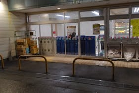 【サンフレッシュ宇治田原店】企業プロモーションや物販イベントに最適な暖房完備の風除室スペース