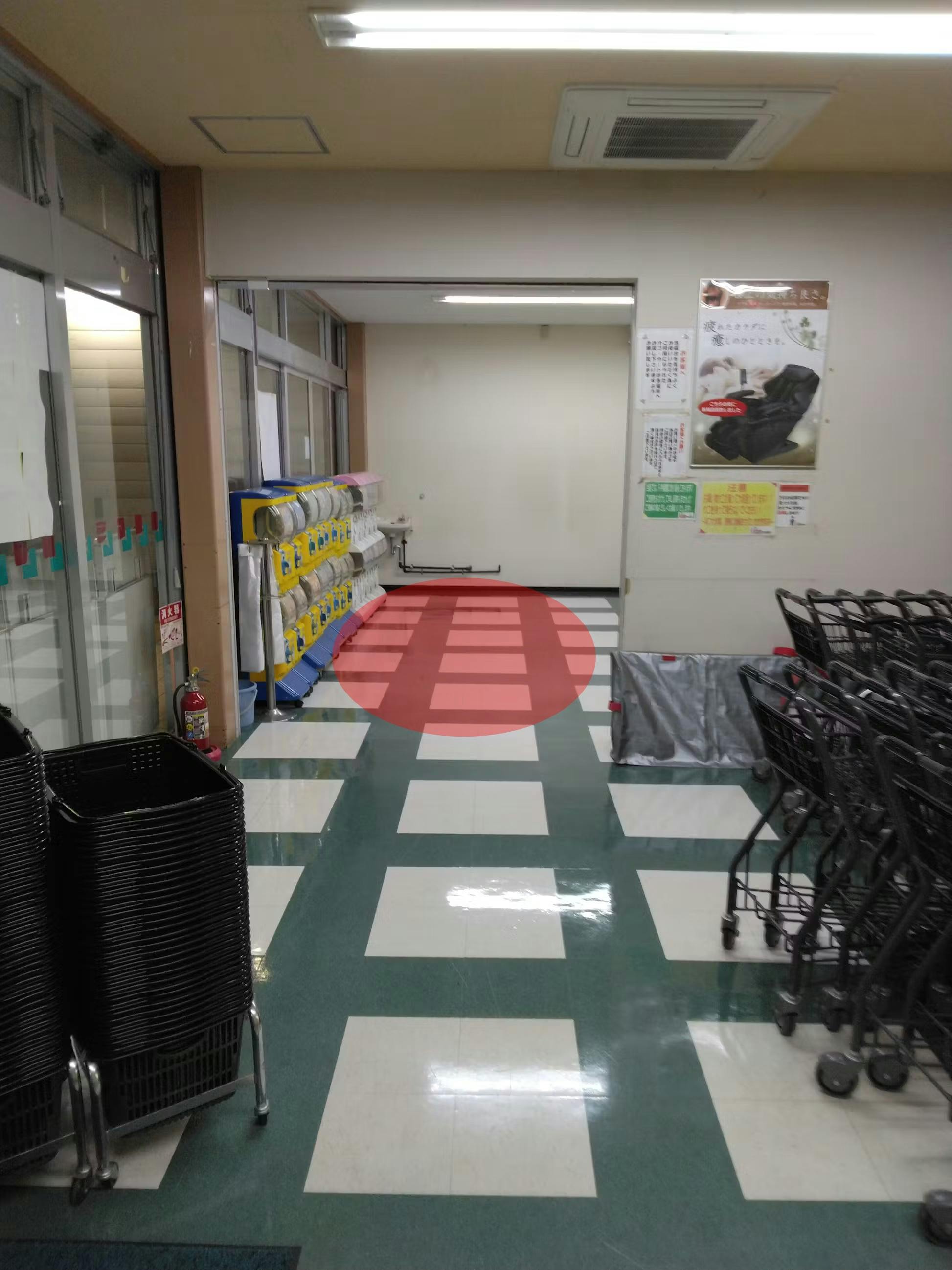 【サンフレッシュ宇治田原店】企業プロモーションや物販イベントに最適な暖房完備の風除室スペース