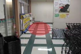 【サンフレッシュ宇治田原店】企業プロモーションや物販イベントに最適な暖房完備の風除室スペース