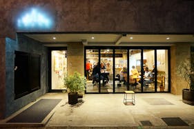 【絶賛募集中/新宿三丁目駅3分】人通りの多い軒先スペースでポップアップストアを開催しませんか?(無料飲料水サービス付き)