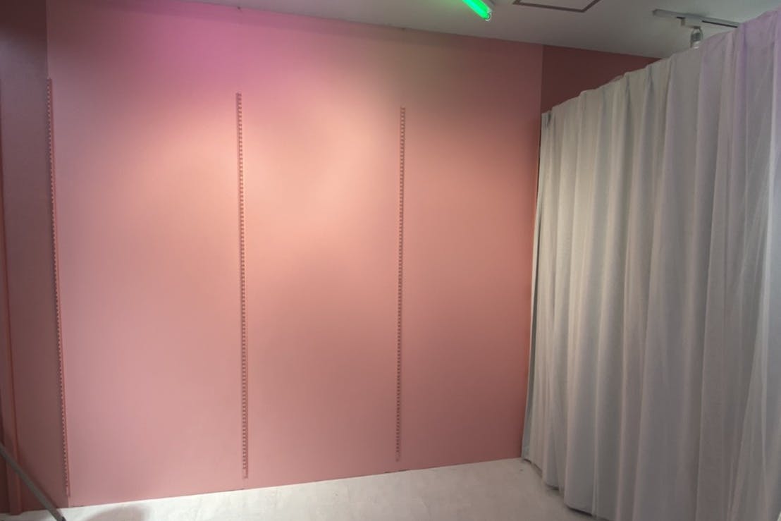 ピンクの壁面にネオンカラーのライトが魅力的